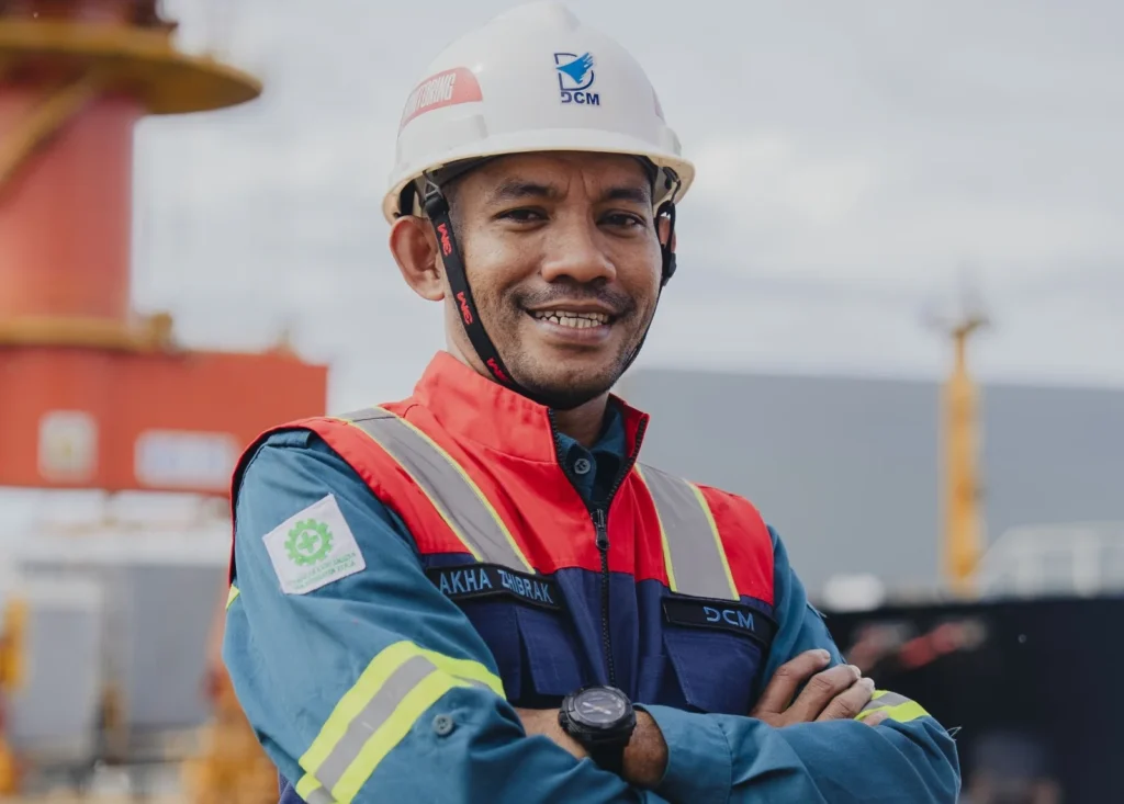 Menjaga Nyala Keselamatan di Balik Debu Obi, Kisah Akha dan Ibadah di Jalur Tambang