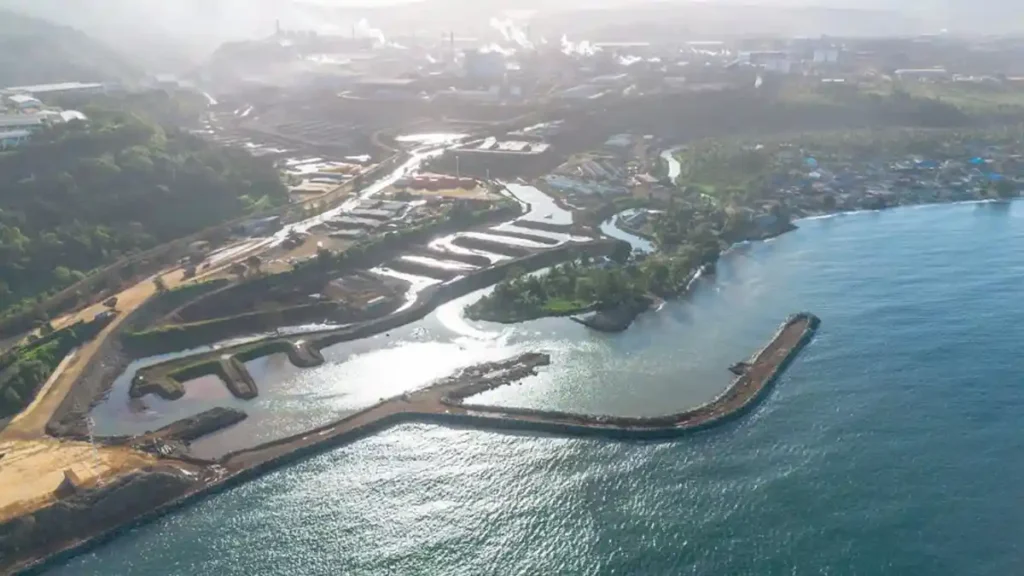 Pengelolaan Pesisir Adaptif Desa Kawasi dengan Pembangunan Breakwater