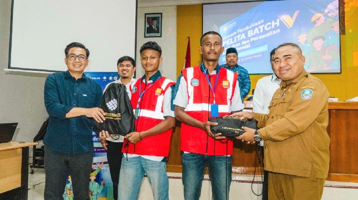 Harapan Baru Pemuda Pemanjat Kelapa Pulau Obi Lewat PELITA